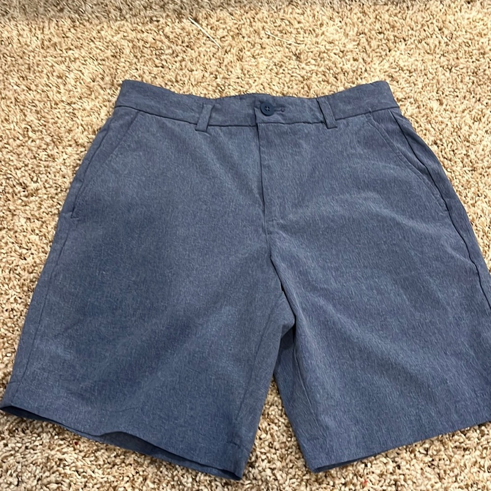 Mens vineyard vines performance shorts size 28. In great condition